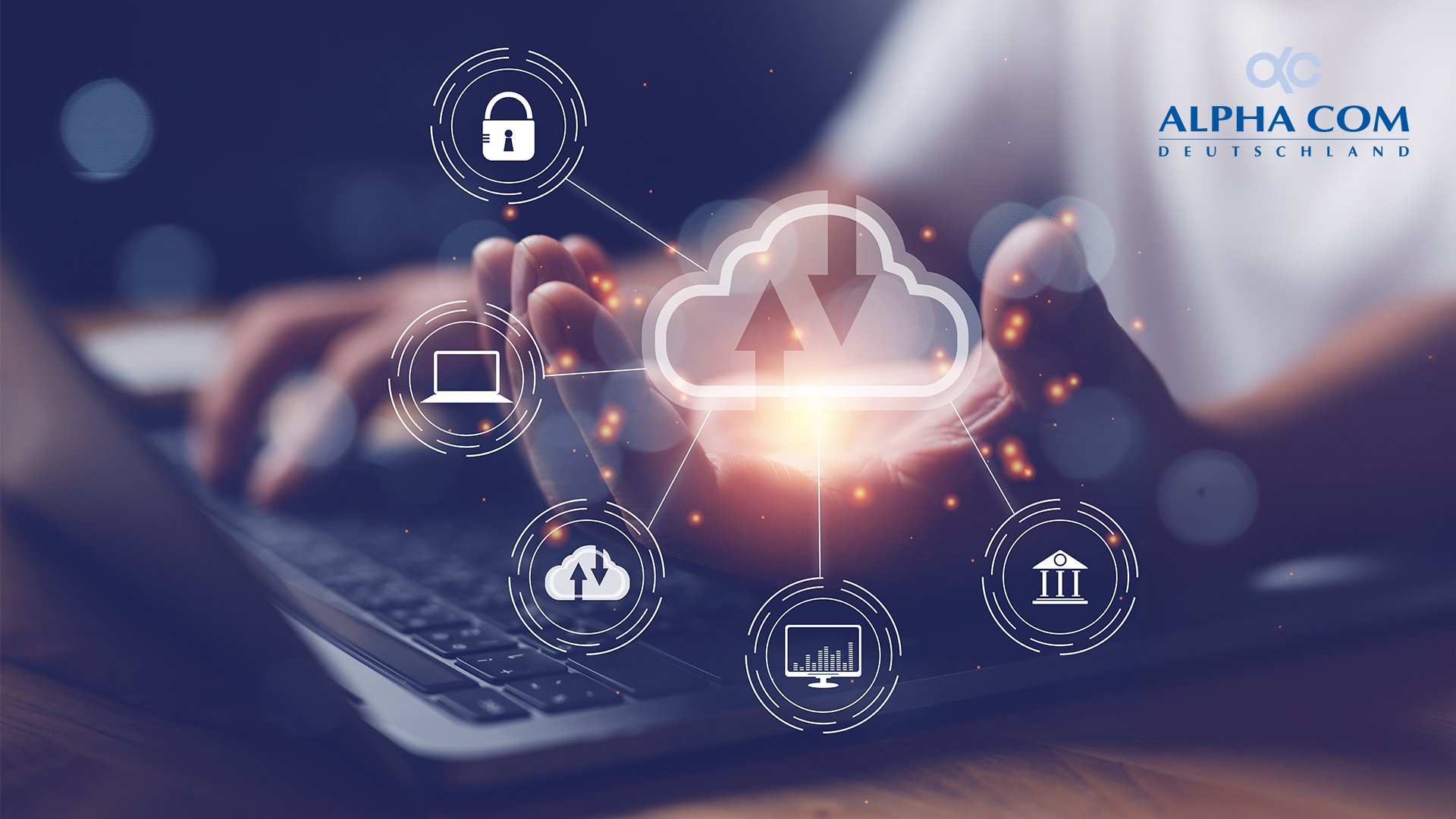 Hände tippen auf einer Tastatur, umgeben von Icons für Cloud, Sicherheit und Bankwesen, mit Alpha-Com-Deutschland-Logo