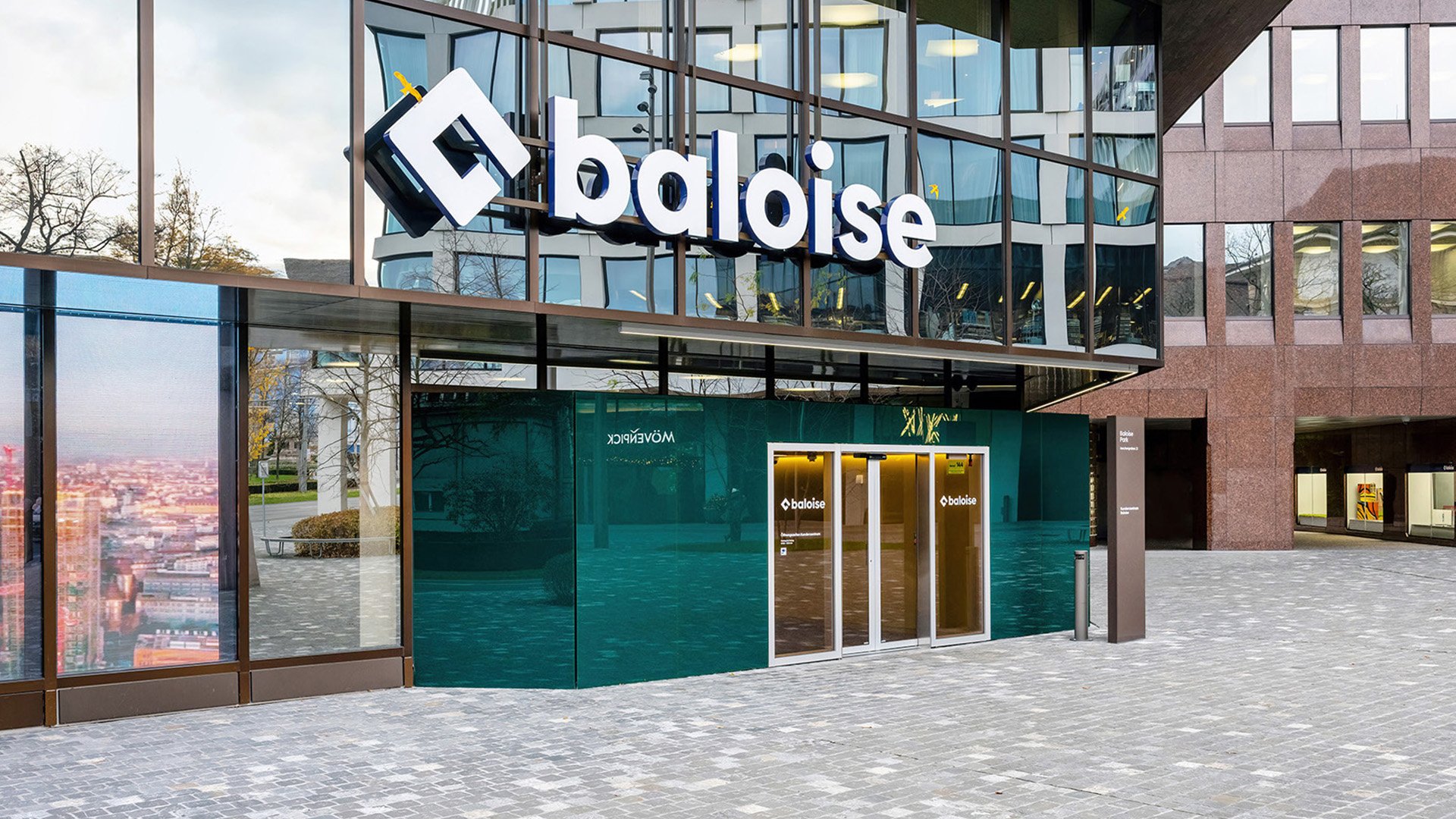 Eingangsbereich eines Bürogebäudes mit Baloise-Schriftzug