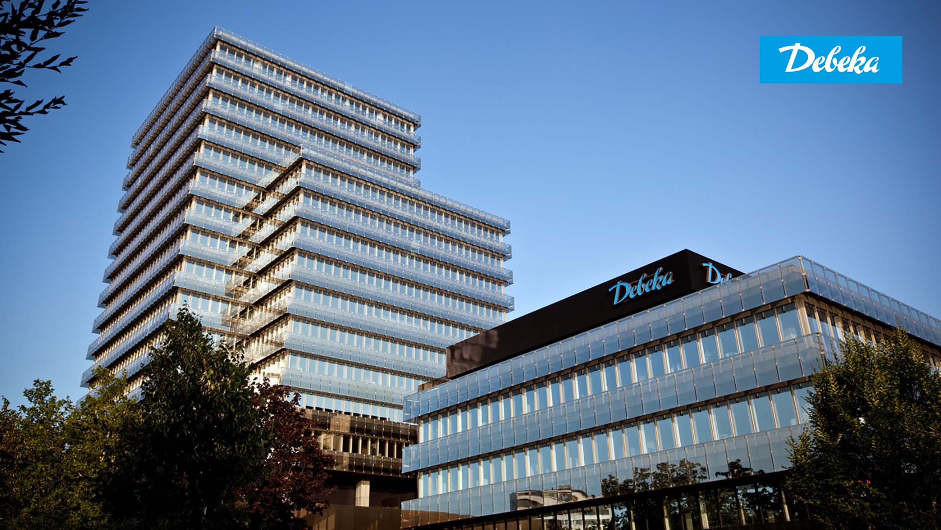 Bürogebäude der Debeka mit Firmenlogo am Hochhaus