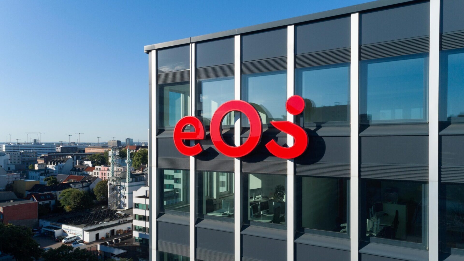 Das EOS Hauptgebäude mit Firmen Logo