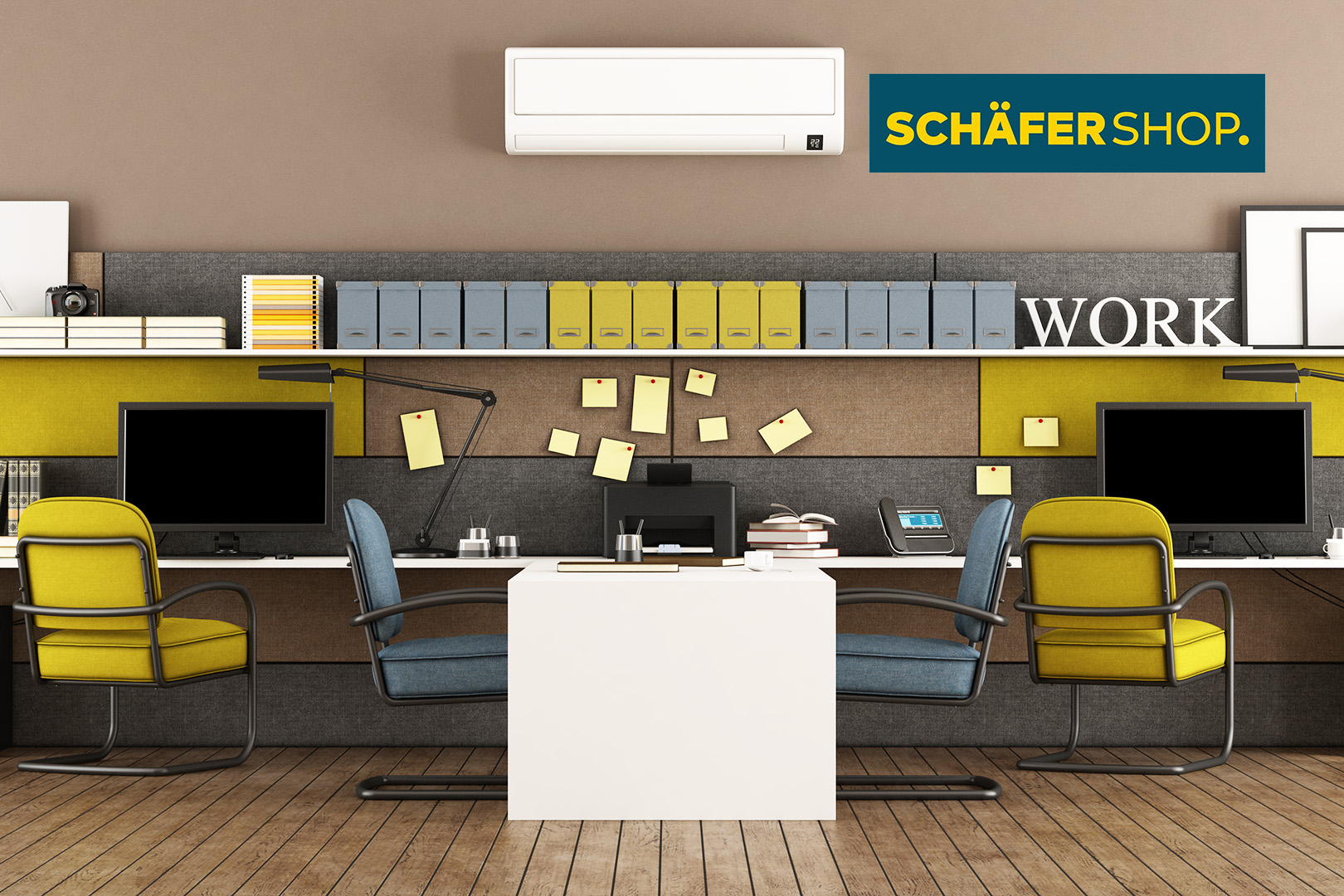 Büroarbeitsplatz mit gelben Sesseln, Monitoren und Regalsystem, mit SchäferShop-Logo